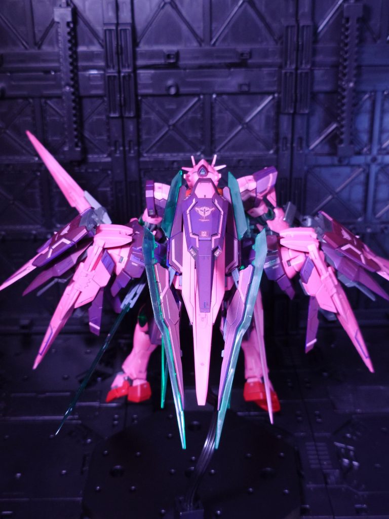 本機は基本的にはツインドライヴ機である。４基の太陽炉の内２基をツインドライヴさせ、トランザム→粒子貯蔵→通常稼働のサイクルをタイミングをずらして行うことで、見かけ上、常時トランザム状態を維持している。【ex イオとエウロパ→エウロパとガニメデ→ガニメデとカリスト→カリストとイオ】