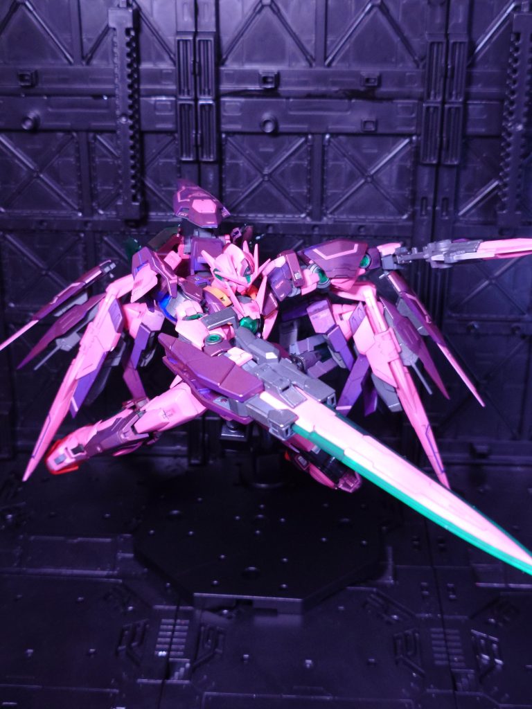 妄想垂れ流しにお付き合いいただきありがとうございました（笑）ここからはポージング写真をお送りします。まずは、ダブルオーといえばこちら、『俺達が、ガンダムだ！！』のポーズ。あくまで常時トランザム試験機のため、武装は既存のものを流用しているという脳内設定ですが、ただダブルオーのＧＮソードⅢが好きなだけだったりします（笑)