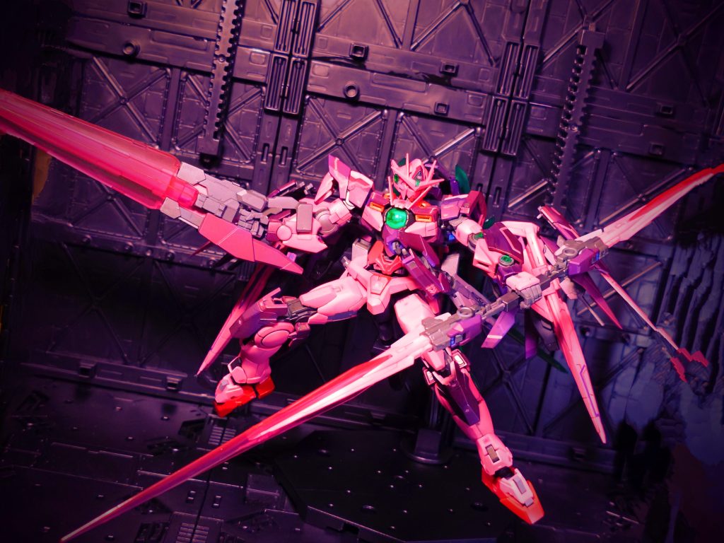 フルドライヴモード４基のＧＮドライヴを一斉にトランザムさせることにより粒子生成量を４乗化する禁じ手。ツインドライブ専用に設計されたクアンタの機体を以てしても、その負荷には耐えられず、短時間の使用しか出来ない上、使用後はシステム全停止、オーバーホール必須というイアン泣かせの諸刃の剣である。『刹那、絶対に使うなよ!？』『了解、フルドライヴ！！！』