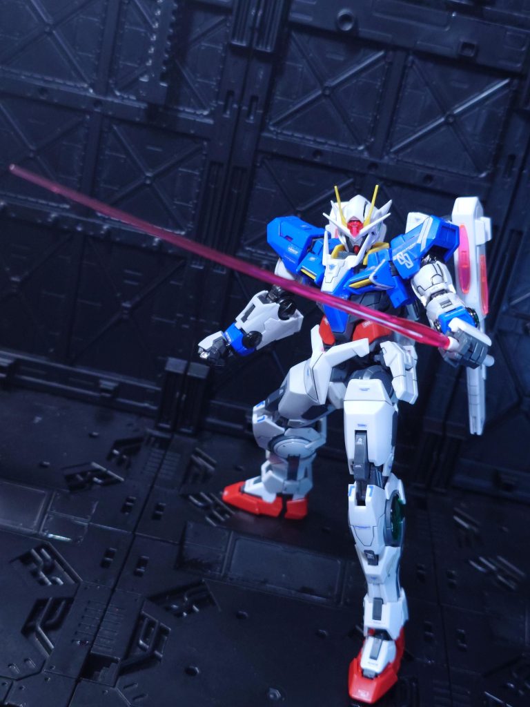 未知の可能性を秘めたプラフスキー粒子を動力源とするプラフスキードライブ搭載の新たなモビルスーツの開発にあたり、ＧＮドライヴを喪失して保管されていたダブルオーが素体として選ばれた。プラフスキー粒子は、その特性として機体フレームに浸透して機体性能を高め、従来の操作系よりもはるかに直感的な運動を可能とする特性を有しており、近接特化で運動性能も高いダブルオーと相性が良かったことも選定理由の一つである。