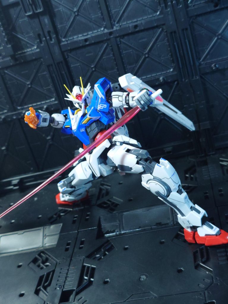 近接武装形態本機の基本戦闘形態であり、高出力ビームサーベルをメイン武装としている。右マニピュレータは、高度圧縮したプラフスキー粒子を帯びて極超強度となっており、一般的な機体程度であれば用意に握りつぶし、貫き、切り裂くことも可能で、本機自体が一種の実体剣となっている。