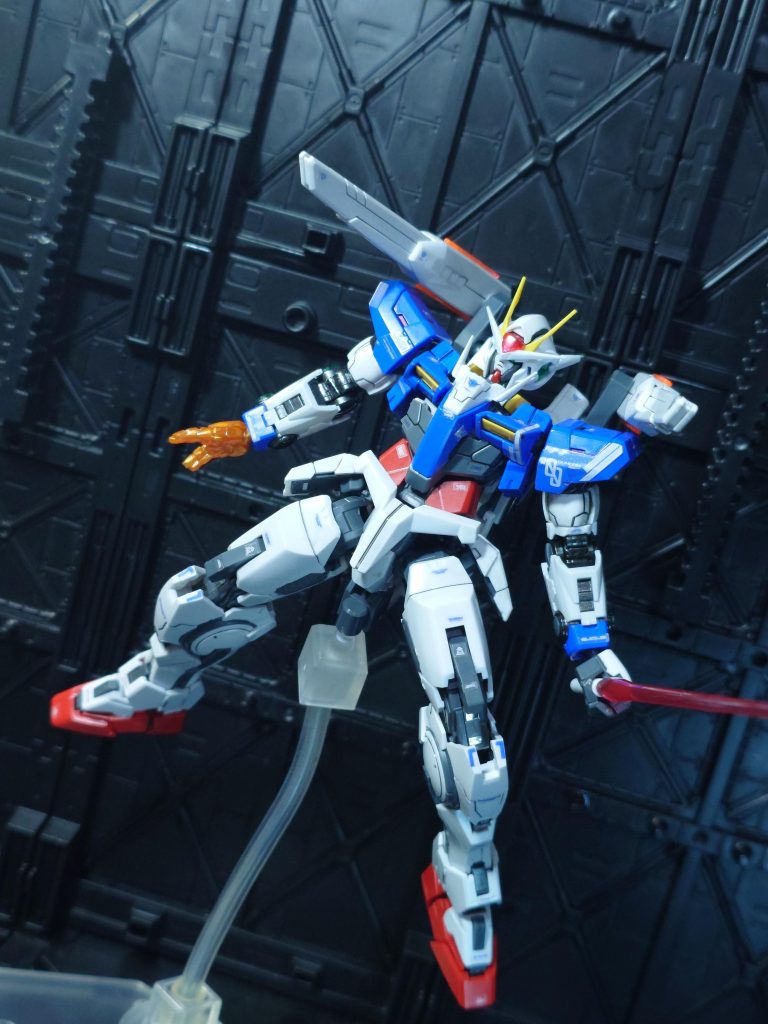 スラスター兼用ビームブラスタースラスターは、肩部から前方へ展開してビームブラスターとして使用可能。非常に高出力であるものの連射性能は低く、ブラスターの名の通り、敵陣営突入時に強力な砲撃を撃ち込んで打撃を与え、一気にクロスレンジに持ち込み殲滅する戦法に用いられる。