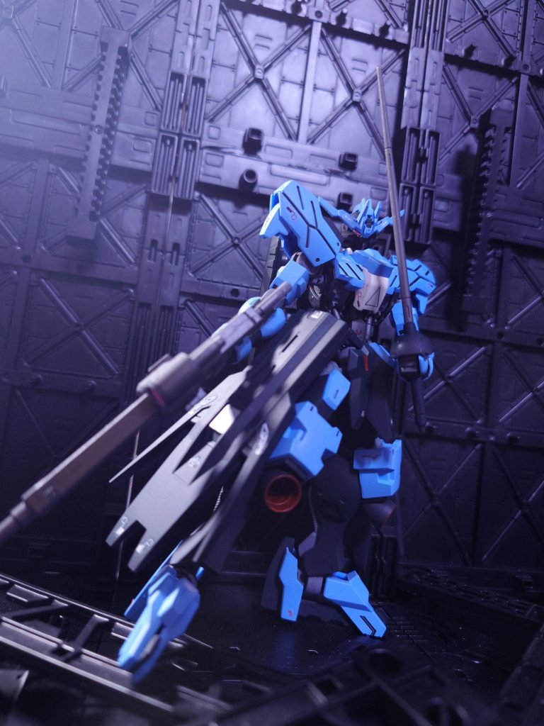 瓦礫の山とヴィダール。鉄血のオルフェンズの機体は崩れた街並みとかの市街戦がよく映える。特にヴィダールは禍々しい雰囲気も相まって、破壊された風景とベストマッチ!