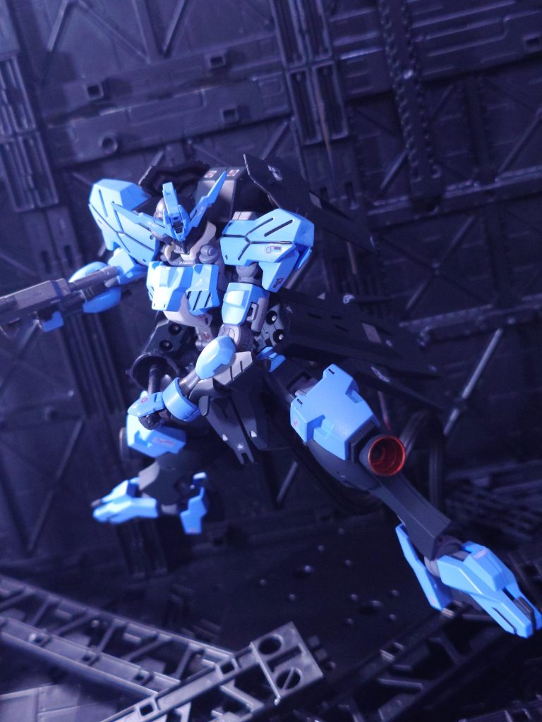 抜刀姿勢使い捨て刀身にバックパック形状からただようド事ない進撃の巨人感(笑)