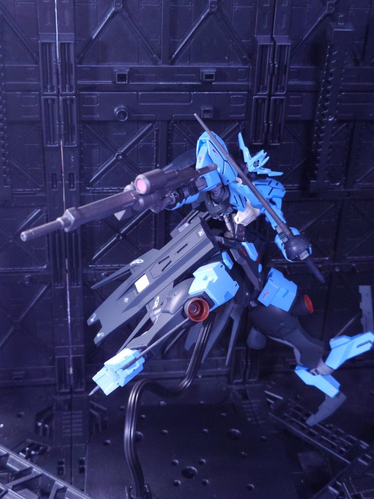 バックステップからの射撃サイドスカートのダボが短くてすぐ抜けるけど、デザインカッコいいんですよね。デカールは、いつものセリアさんの汎用デカールです。