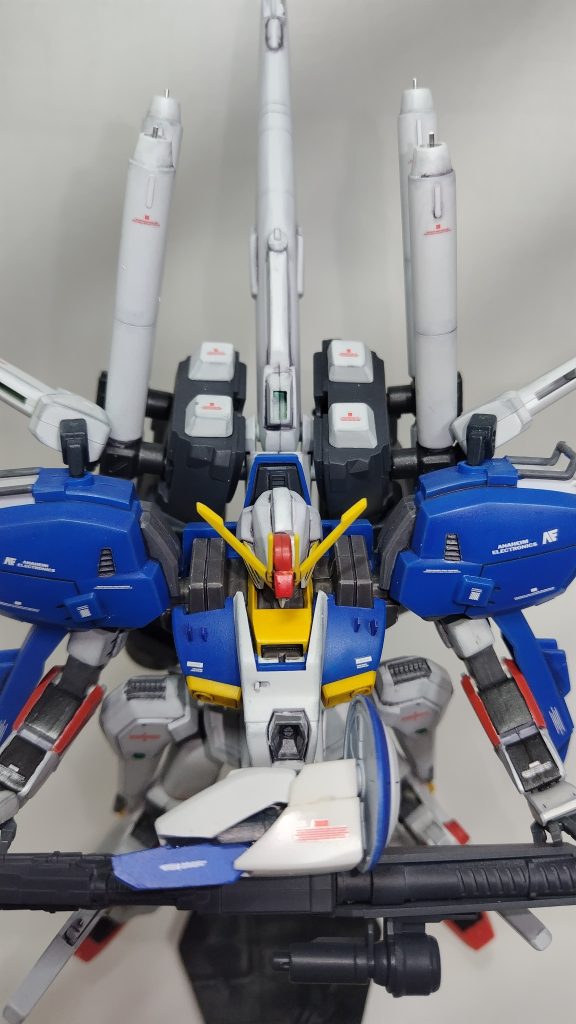 ブースターの白い部分もガンダムの腰の黄色い部分を加工。何かこうゆう駄菓子あったような