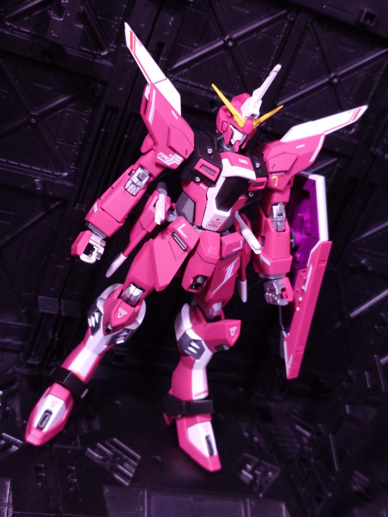 不器用なもので筆塗りは封印していたんですが『強さは力じゃない、生きる意志だ!』とのアスラン氏の熱い言葉に感化され、胸部バルカン、スラスター内部などシルバーが欲しいところやビームライフルのピンク部分などの筆塗りに挑戦してみました。意外といけたんじゃないかな、やってみるもんですね(笑)