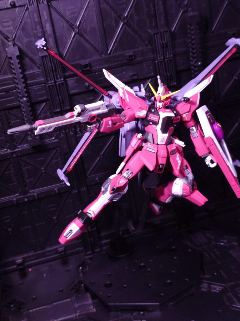 ビームライフル側面の丸とシールだった上のピンク部分は筆塗りです。ライフリ、イモジャのライフル塗装のトラウマ克服です(笑)