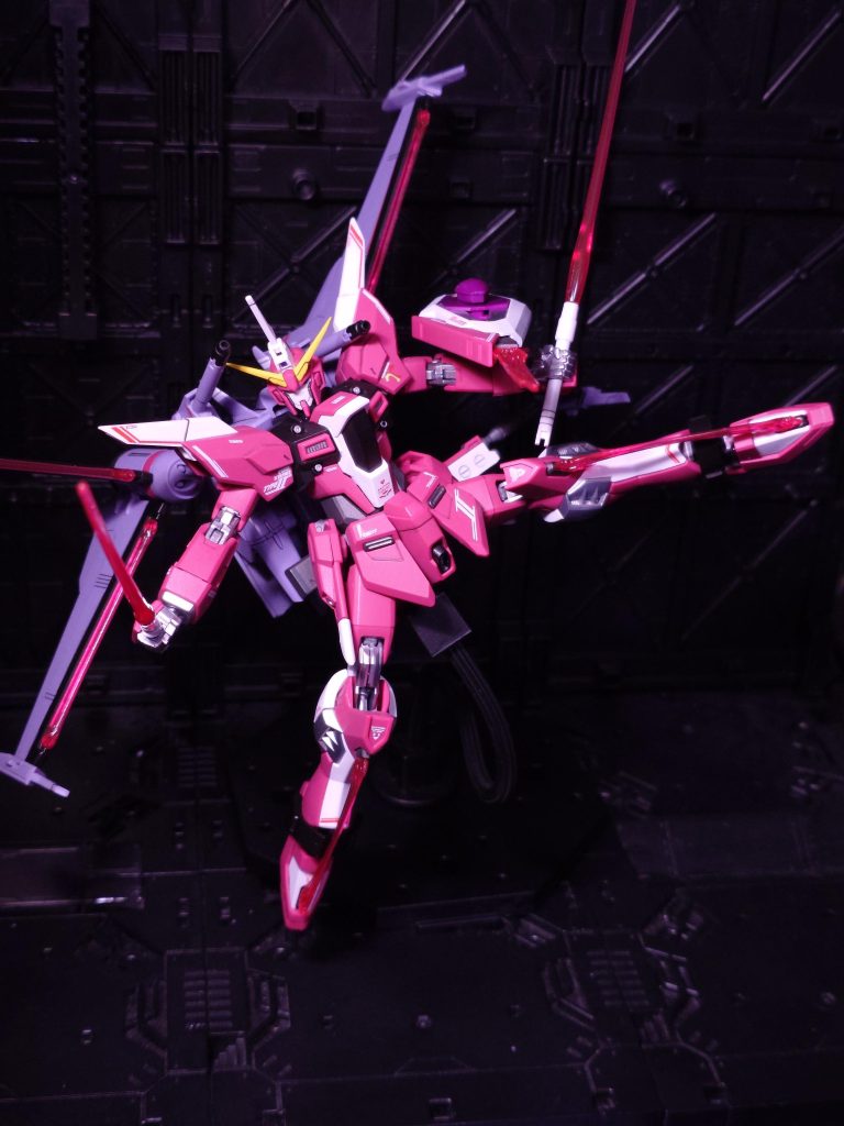 両手両足にシールドはともかく、両翼までサーベル化するとか正気の沙汰と思えない(• ▽ •;)ズゴッグで格闘するのにどうしても必要だったんでしょうが、あれは凄まじい変態機動でしたね(笑)