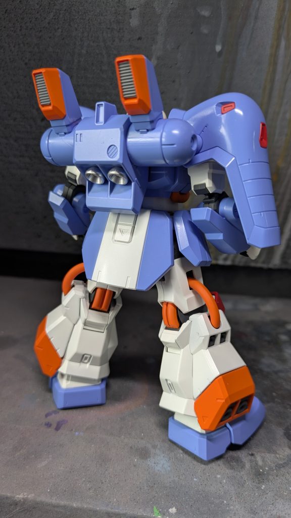 背面です。バックパックのスラスターノズルには、エバーグリーンの溝付きプラ板を切り出して、現物合わせで貼り込みました。