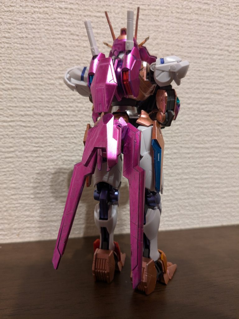 バックショット彼女の長髪を再現するため、ガンビットのほとんどを背中に集中させました。バックパックまでメタリックピンクに塗装してそれっぽくしてみた感じです。肩アーマーは、ワンピースの襟が肩のほうまで出ているイメージがあったので、あえて白のままでメタリックバイオレットのラインを入れました。