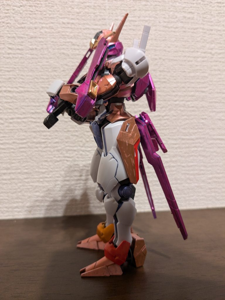 サイドショットピンクの上着とナイトキャップ、靴をイメージして、メインはメタリックレッドです。ガンビットは腰に付けられるものをメタリックレッドと左はレッド、右はメタリックブルーに塗り、上着とそのリボンのイメージ。残りのガンビットはすべてパチュリーの髪イメージに使いました。髪色はメタリックピンク。塗ってみたら赤紫っぽく見え、これそのままパチュリーの髪の色に合うんでないかな〜て思ったもので。中に着ているワンピースの柄をイメージして、腰や脚のライン、ボディの一部をメタリックバイオレットで塗装。あとは色々な色のリボンを付けているので、イメージに合わせて部分部分をメタリックカラーで味付けしています。