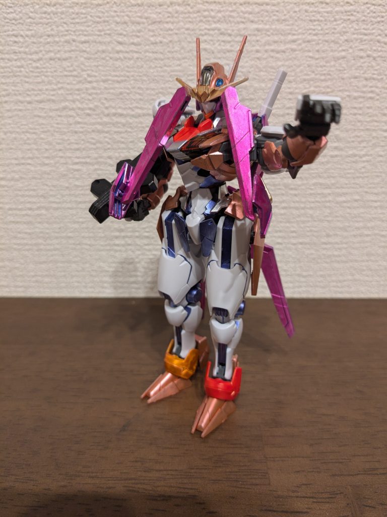 全身像を1枚魔法を使うような平手を使いたかったので、ffのνガンダムから左手を拝借。パチュリーが持っている本は、代わりにエスカッシャンの土台部分を手に持てるように加工し、メタリックブラックで塗装したものを持たせました。ボディの黄色部分は、ワンピースをイメージして白…としたかったのですが、持ってなかったのでシャインシルバーで代用。前面のおさげは、以前作った魔理沙キャリバーンを参考に、アンテナにガンビットを噛ませ、さらに先端にもう1つずつガンビットを付けて、ボリューム感も再現してみました。https://gumpla.jp/hg/1648912