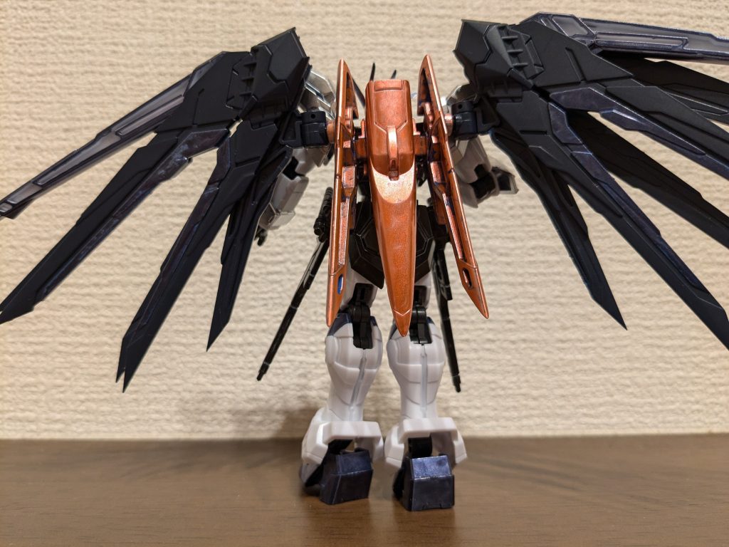 バックショットバックパックと変形時の機首部分、羽の付け根部分は、髪の延長と考えてメタリックレッドです。羽が思いのほか大きかったのですが、まぁ良いのかな