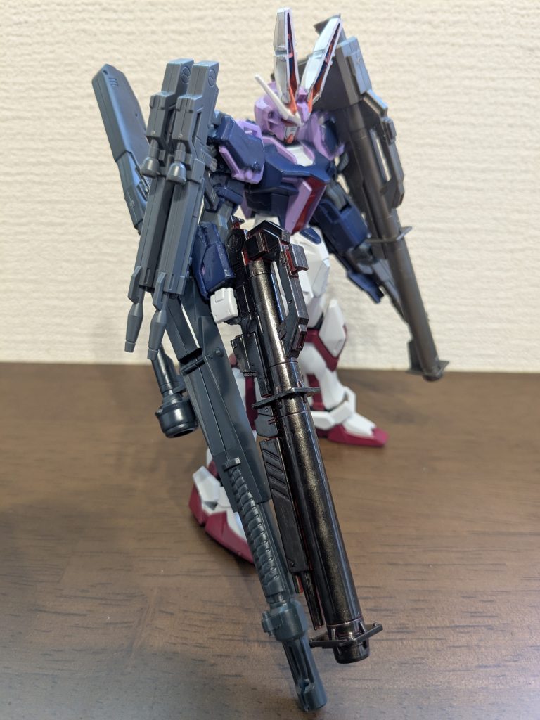 右斜めから１枚。耳はビルドバーニングのクリアブルーの膝パーツを、外側をシャインシルバーに塗装してサブアンテナにはさんであります。今まで持たせていた2連装ビームライフルは両肩にかませて装備しました。右肘にはランナーを差し込み、Ｓ-ガンダム作ったときに未使用だったビームスマートガンを接続。で、手持ちのバズーカは、ニュージオンガンダムのバズーカとビームライフルの余剰パーツを組み合わせて作りました。ビームライフルのパーツを前後半分に切り分け、バズーカの下部に接着し、メタリックブラックで塗装した感じです。ニュージオンガンダムのバズーカとライフル、すごい中途半端にパーツが余るからホントどうしてやろうか悩んで、ここに行き着きました笑