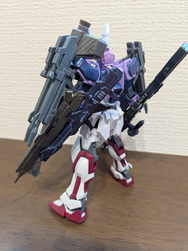 左斜め後ろから。左手にはハイニューのバズーカを手持ち。左肘にはg-frameライフリのビームライフルをメタリックダークブルーに塗装して装備。ただ、銃口が四角形であんまりライフルっぽくないな〜と思い、隙間にハイニューのビームライフルを噛ませて装備。ライフリのがスコープっぽく見える感じになりました。