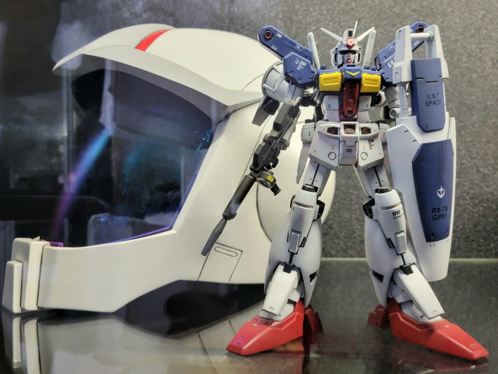 1/1連邦軍ヘルメット(ガレージキット)と記念撮影。一応、主役機なのですが、デンドロビウムやサイサリスの印象が強く、キャラクター的にもガトーに押されぎみだったような…。完成を急いだばかり、反省点が多々。最後までご覧いただき、ありがとうございました。