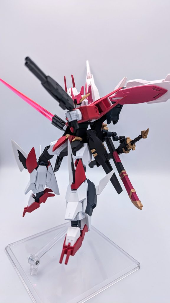 バタフライバスターで攻撃。射撃武器すら近接攻撃に使用出来るスタイル。サイドアーマー内側に装備しています。