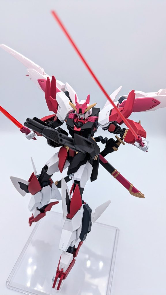 フリーダムのレールガンっぽく。サイドアーマーにバタフライバスターを装備したまま射撃姿勢をとれるようにしています。関係ないですが、ライジングフリーダムがオルドリン地区での戦闘で、ウィンダムをレールガンで撃墜するシーンが目茶苦茶好きですw