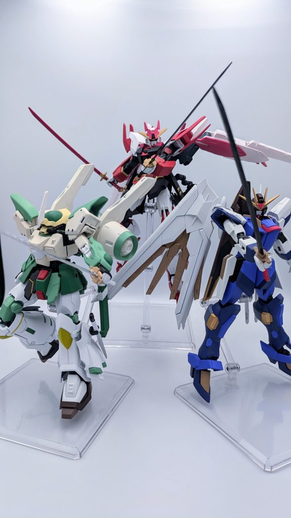 刀を持つホロメンイメージの機体を並べて。全く意図していませんが、某育成RPGで最初に貰えそうなカラーリングで揃いましたね…。