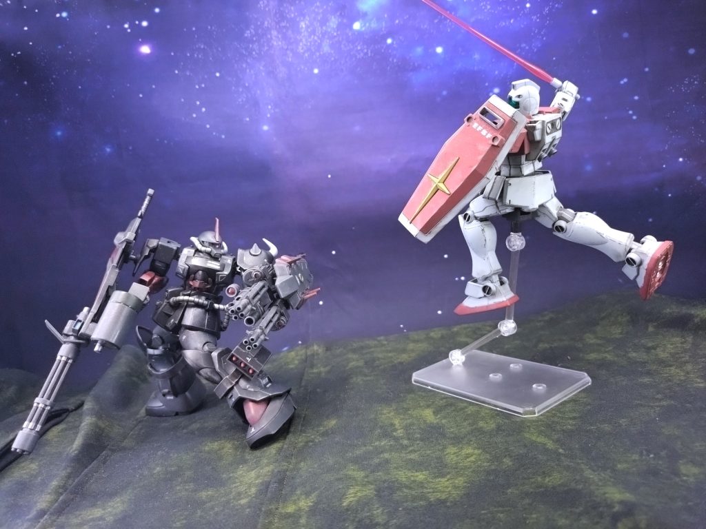 そう思った瞬間、突如レーダーに熱源反応が現れた。こんな所にMS!? どうやって!?聴こえていた不気味な音、幽霊の如く突然現れたレーダー反応、そして目の前には死神のような真っ黒でゴツゴツしたジオン機。「うぅぅわぁぁぁぁぁ!!」ジムパイロットは完全に取り乱してワケもわからず飛び掛かった。