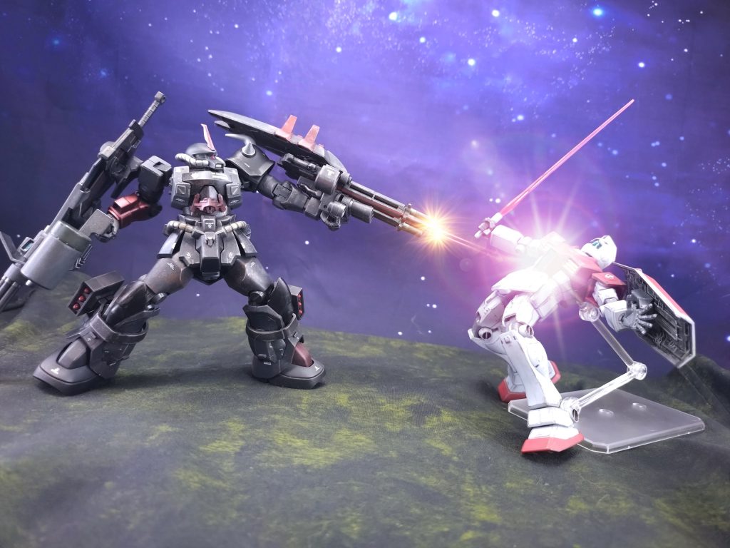 「そうか、残念だ」シールドを振り上げてジムの姿勢を崩し、そのまま至近距離からガトリングを掃射した。