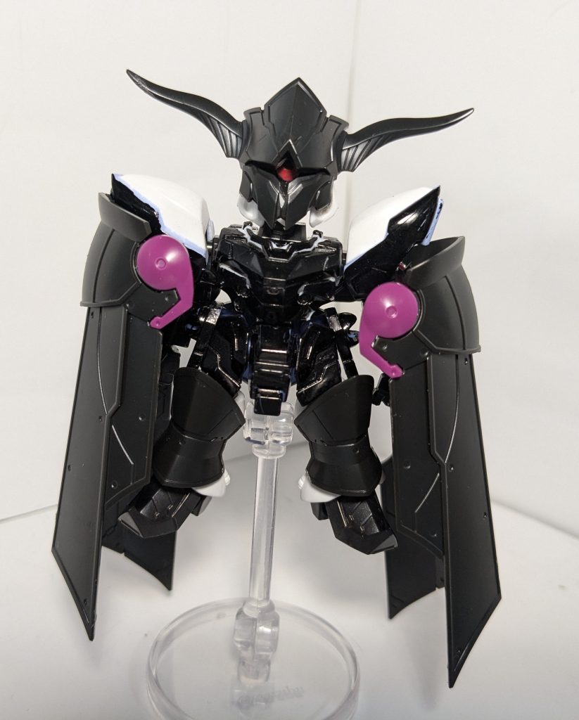 ジョイントパーツを使って、マント風に目が赤く見えるところもポイントです