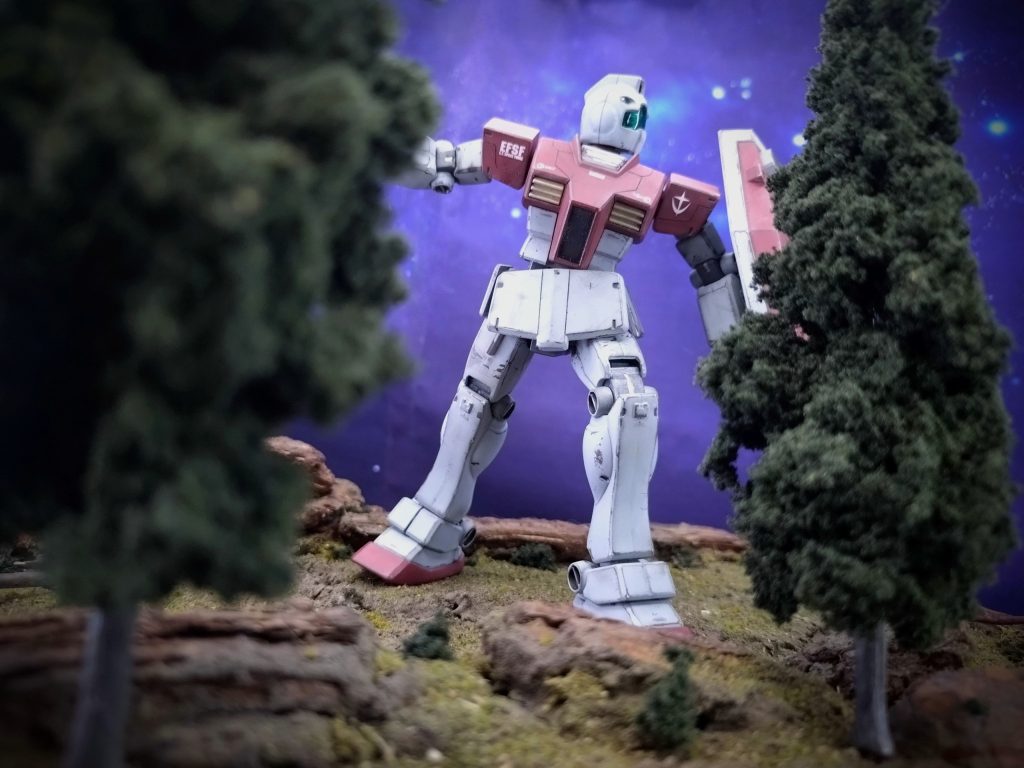 警邏のジムパイロットは、ほんの微かに聴こえた奇妙なノイズが気になってルートを外れて確認に向かっていた。気にする程の事ではないと自分に言い聞かせつつも、夜に何処からともなく咽び泣きのようなものが聴こえたとなると不気味で堪らない。少し離れて巡回している2機編隊の僚機には聴こえなかったようだ。宇宙世紀にもなって幽霊なんて、と思うが空耳なら空耳と確認したい。どうせ何とも無いだろう。少しゆっくり目に山間を進んでいく。ジオンのヤツらがいくらゲリラ戦が得意だからといって、今は地球からどんどん逃げ出して数を減らしている。こんな連邦軍の制圧エリア内に居るとは思えない。「地球はアースノイドのものだ」そう小さく呟いた時に、また聴こえた。空電雑音の奥から、咽び泣く哀しい叫びと怒号が重なったような、あれを慟哭と言うのだろうか… そんなモノが、微かに、だが今度はハッキリと聴こえた。一気に背筋が冷たくなる。進みたくないが戻るのも怖い。