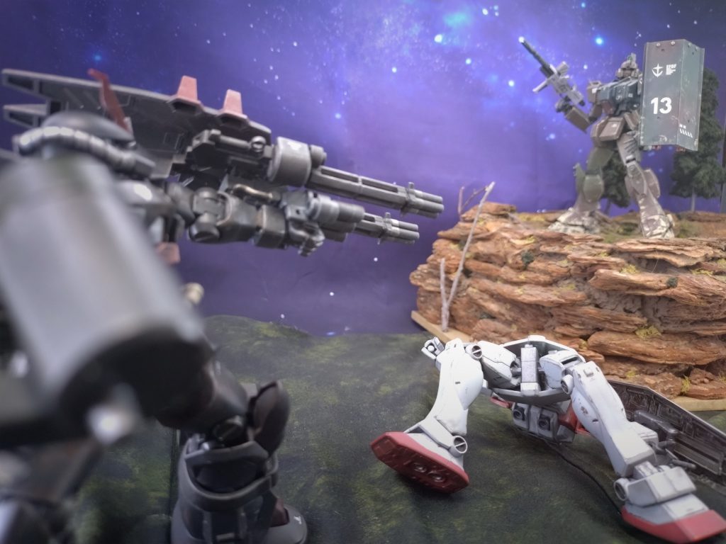 さっきまで居なかったが、倒れたジムの後ろにもう1機連邦機が。ジムが無線で呼んだか、レーダーで気付いて駆け付けたのか。ライホ中尉は無線のスイッチを押す。«ワンより、Steel Heart各機!»«ツー!» «スリー!»即座に応答が返る。このレスポンスの速さが実戦慣れした仲間ならではだ。«予定より早いお客さんで開演した。このまま俺が遊撃で動く、オマエらは目標へ。行動(セッション)開始!»«ツー、りょうかーい» «しっかり囮やって下さいよ隊長»