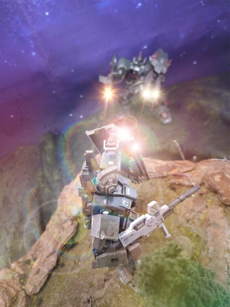 「つぅワケでサッサと片付けさせて貰おーかぃ」左右のガトリングを一斉掃射して一気に勝負を決めに掛かるライホ。しかし相手MSは大型のシールドで殆どの弾を受け流した。「オイオイオイ、上手いじゃねぇか!」