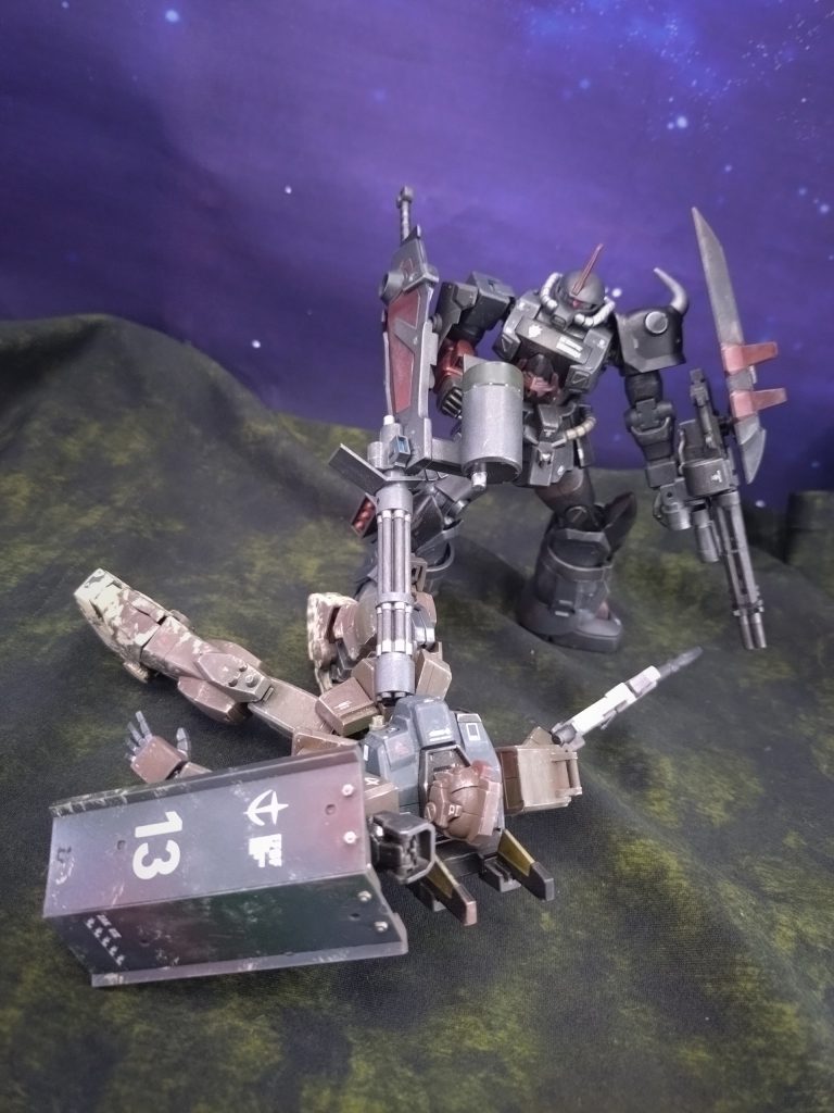 構えられない盾に意味は無い。「ヘイ 、ハッチ開けて出てきな。人ごと撃ち抜いてもイイが、目覚めが悪ぃからな。見事な盾捌きだったぜ、ミスター」再び無線のスイッチを押す。«Steel Heartワン、1曲終わった。そっちはどうだ?»«スリー、敵駐屯地付近で交戦中。ツーが損傷、継戦出来るがアンコールは厳しい»«ワン了解、合流する»陸戦ガンダムのコクピットからパイロットが這い出すのを眺めながらそう交信し、無線スイッチを切ると同時に空のコクピットとカメラアイに単射を放った。 味方が逃げる為の時間稼ぎ。もう何週間もこんな事を続けている。どんどん味方は減っていき最後に自分達が乗る船があるかもわからない。それでもライホは今の戦況を楽しんでいた。“退路の殿” 、それは “最も優れた兵” に任される名誉の立ち位置。まんざらでもない。それに、宇宙に上がってしまってはあの蒼いジムと遭遇するのは望み薄だろう。地上に残ることになるなら、その時はその時。どうにでもなるさ、と小さく笑い、レーダーの次の光点へ向けてスロットルを開けた。 〜 〜 〜 〜 〜 〜 〜 〜 〜