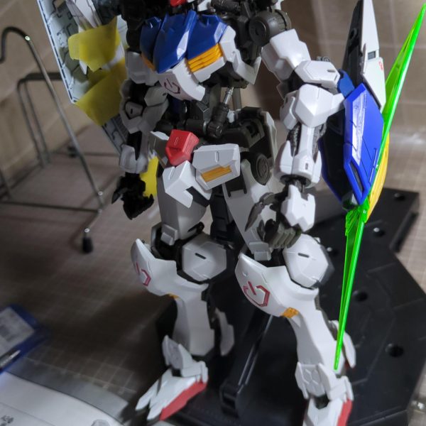 作りかけのバルバトスとジャンクパーツをミキシング！両肩にエクリプスのジンライとFAガンダムの盾、バックパックにはサブアーム、また肘にはビームシールド等自分がカッコイイと思った要素を設定考えずに盛る！（2枚目）