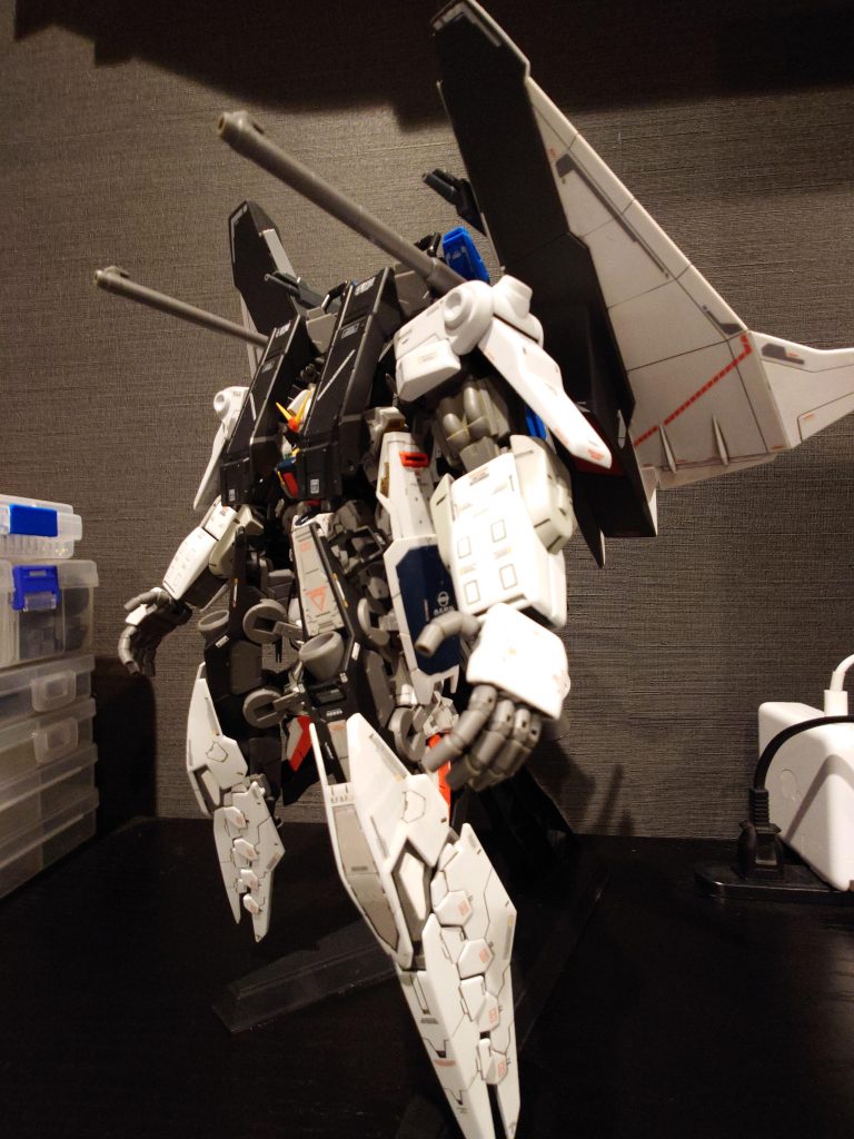 足に取付がかなり苦戦しました。Mk-2の膝アーマーに3mm穴開けたのですが外れやすかったので3mmのプラ棒で挟み込みでなんとか付けられました!