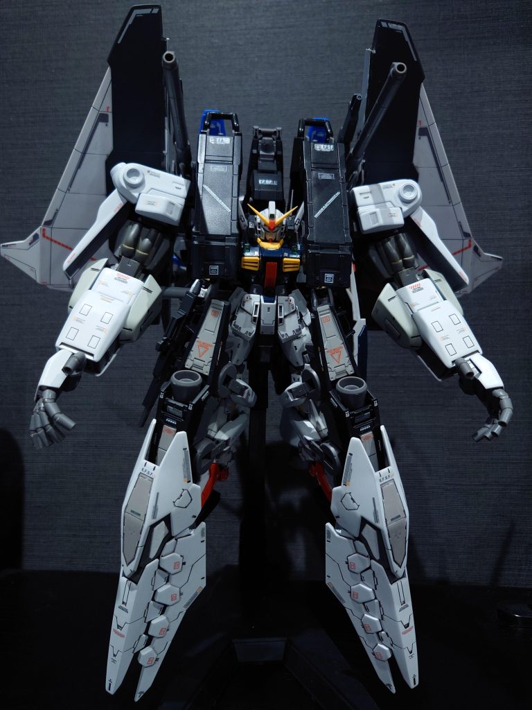 あまり改造得意ではないので、簡単にできてパテとか使わずにミキシングできないかと考えていたらたまたまYouTubeでティフォエウスガンダム・キメラのミキシングしているのを見てやってみようと思いやってみました!