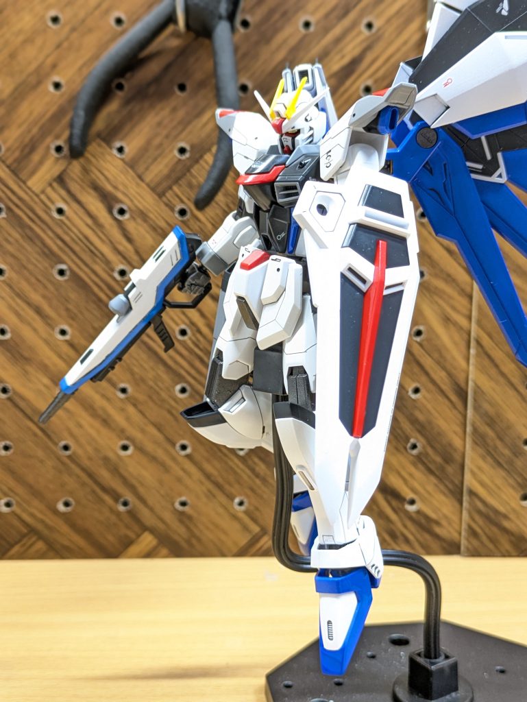 RGのフリーダムがなんだか好みのお顔じゃなかったのでHGの方を少しディティールアップして寄せてみました少しだけですけど(gundam-kao5)