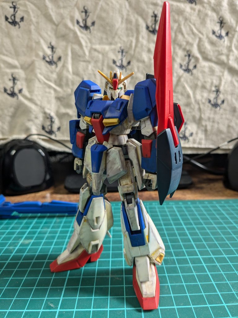 製作工程改造前の状態です。プラモ歴半年ほどの頃に作ったものになります。シールドはウェザリングをかけずにしまい込んでいたものになります。藤田一己先生の設定画を再現しようと意気込みましたが、当然自分の技術では遠く及びませんでした。つや消しに失敗した部分の処理が大変でした…