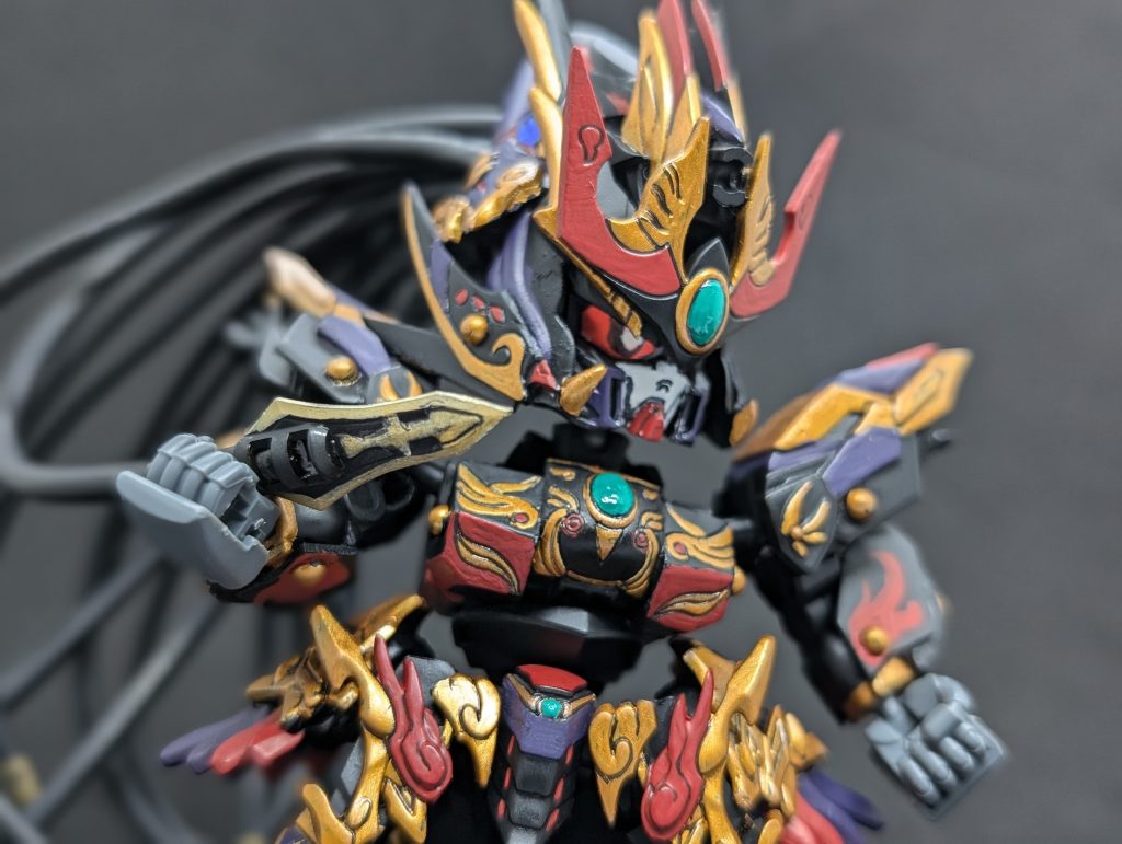 軽装形態の唯一の武器「伸鞭槍(しんべんそう)」一本槍と髪の毛を自在に操ります