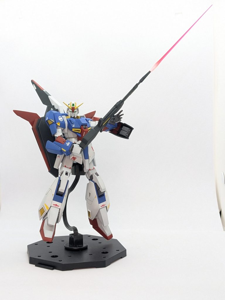 ニコイチを除いた大まかな改造点は・合わせ目消し・表面処理・アンテナのシャープ化・首の延長・腰の接続ジョイントの変更・コックピットハッチ、胸部の肥厚化・頭部の後ハメ加工・シールド、ビームライフルのディテールアップになります。