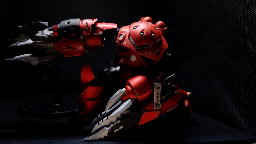 ジャブローの名シーンを今回の機体で再現。クローが重すぎて、スタンドで支えてます(zaku-kao10)