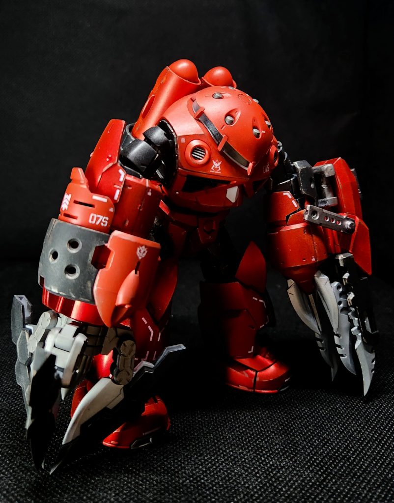 素立ちです。両腕にコトブキヤのパーツをパズルのようにあーでもないこーでもないと言いながら組み立てて瞬間接着剤で付けました。