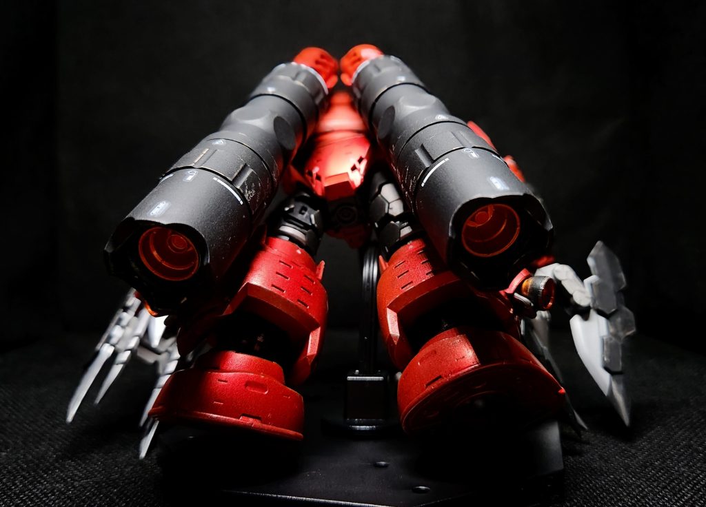 両腕の重装備に耐えられる機動力を確保するという目的で付けたプロペラントタンク。百均のLEDライトを使うアイデアは他の方の作品を参考にしたもので、ライトのガラスを割って中にジャンクパーツのバーニアを付けています。