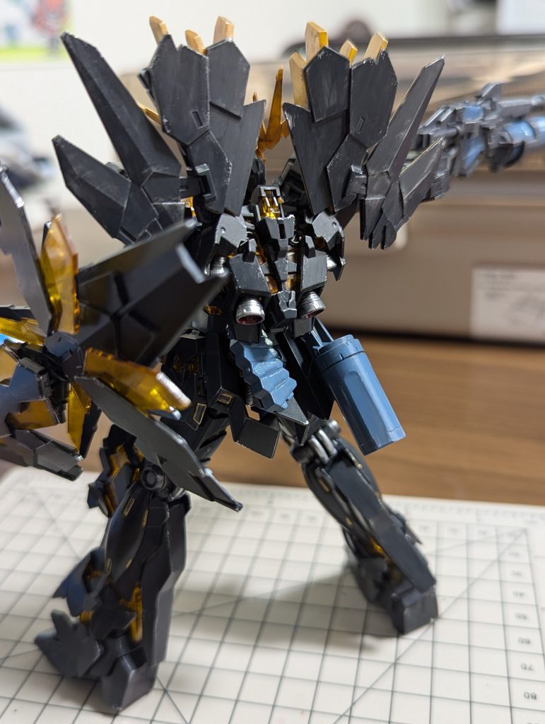 シルバーのバーニアと脚の動力パイプ？がお気に入りです。チッピングとドライブラシもシルバーで行っているのでシルバー分多めです。バックパックが立体感出てめちゃかっこよくなったなーって眺めてますw