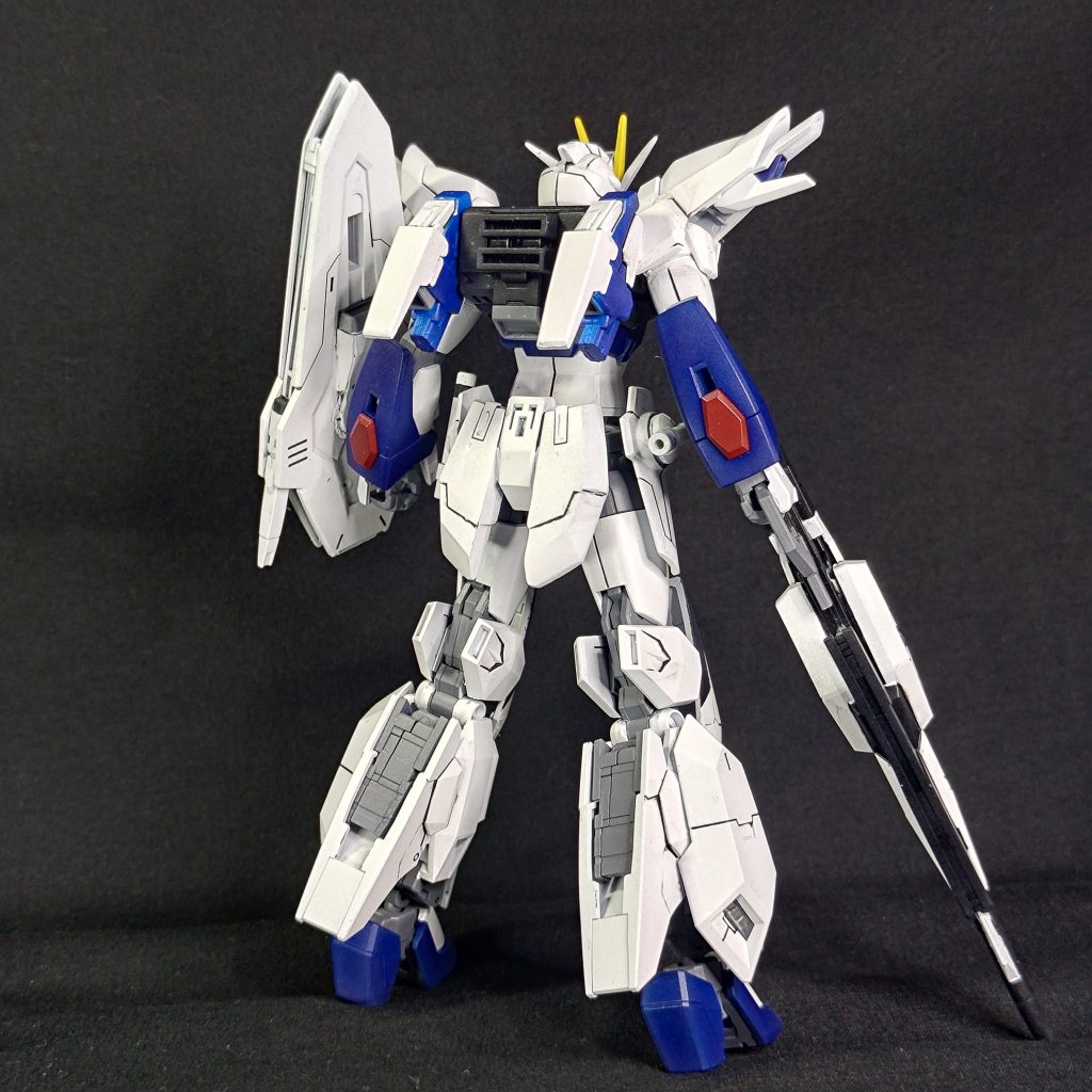 機体カラーはフリーダムを参考にメカサフアルティメットホワイトアルティメットブラック純色シアンプレミアムパープルレッド銀メッキペンを使用し塗装しました