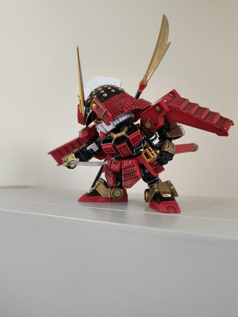 赤は成形色で、ところどころ、特に金色をガンダムマーカーで塗ってます。