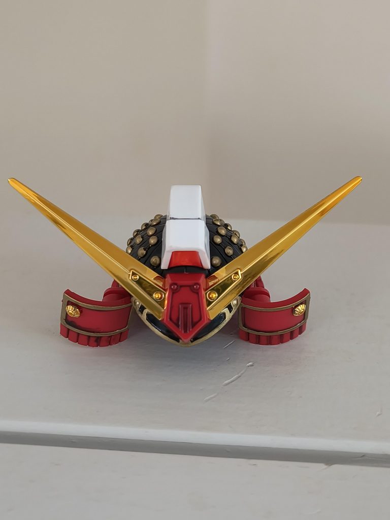 兜の金の鋲は４つほど繋がった状態のパーツなので、間をペンで塗ってます。