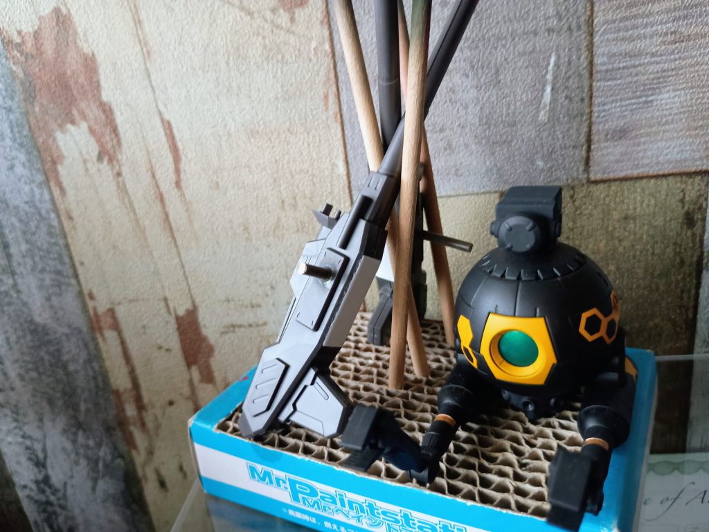 穴埋めは雑にプラ板。大抵の粗は黒で塗れば解決する。