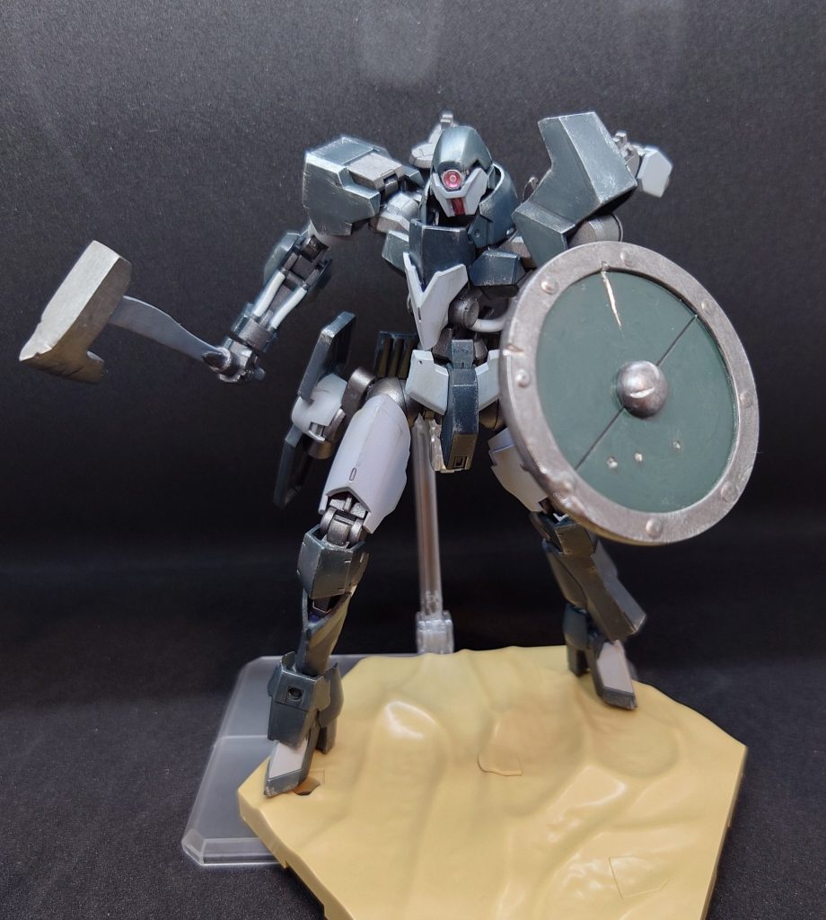 【さらなる妄想】パイロットはマクギリスのオリジナル阿頼耶識の実験台に使われて捨てられた元ギャラルホルン士官(鉄華団との戦いで右腕を失い、最新の脊椎制御の義手を付ける手術と言われ、オリジナル阿頼耶識の手術の実験台にされた。ギャラルホルンでそのような義手が受け入れられる訳もなく、追い出される)。なので阿頼耶識使えます。鉄華団とギャラルホルン絶対殺すマンになった傭兵という設定です。