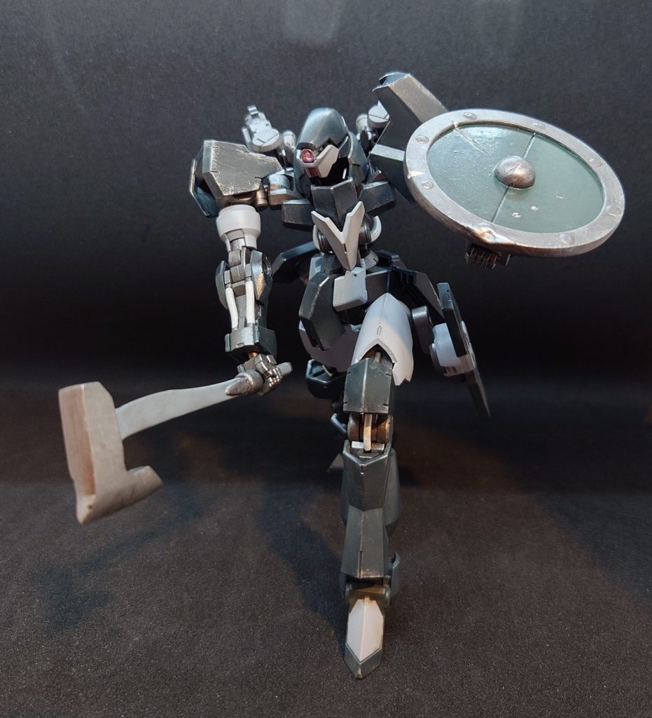 装備はヘッド部分が通常の約5倍の重さと厚みを持つ【ヘヴィアックス】とナノラミネート処理を施された【ヴァイキングシールド】。背部にはグレイズの腕部を改造した推進機構【フレキシブルスラスター】を装備。