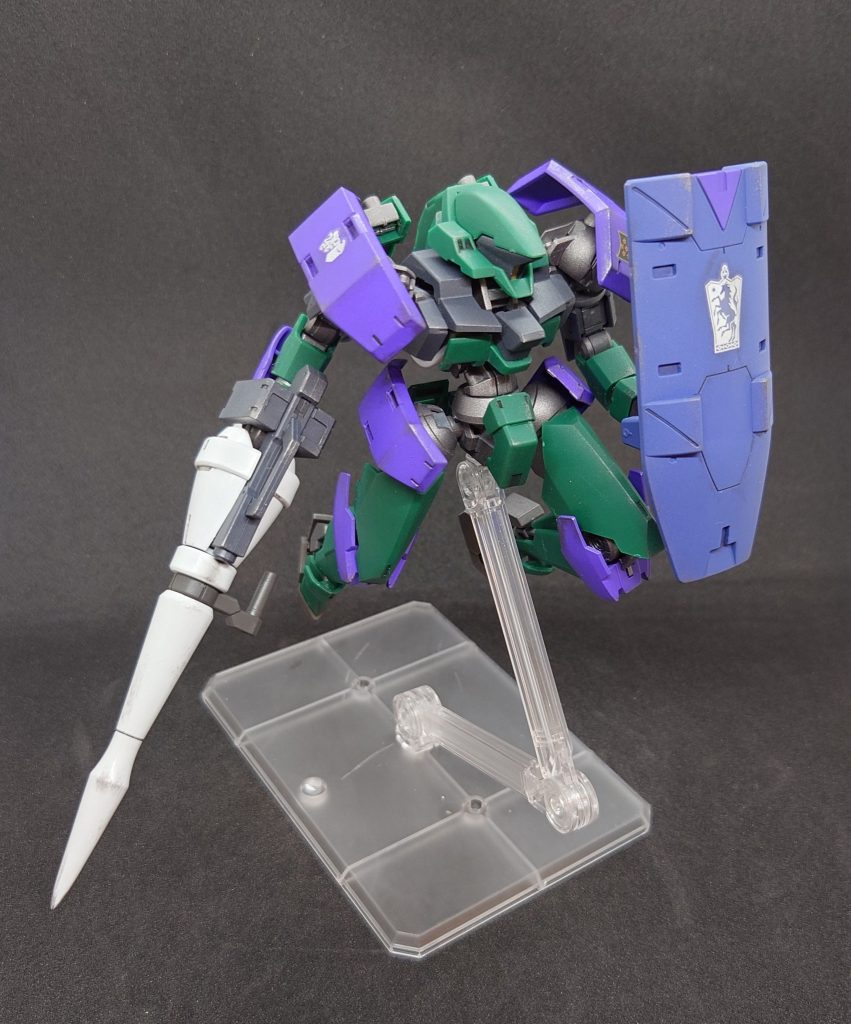 武器もレギンレイズのソードより弱体化してる気もしますが（ライフルが旧式で口径が下がってしまってる）、やはりガエリオを偲ぶ想いからランスを選択したのでしょう。オプションセットのランスとキマリストルーパーのシールドとソードを装備しています。ランスと腕を繋ぐシュヴァルベグレイズのガントレット？はレギンレイズに対応しており、無改造で装着可能でした。シュヴァルベカスタムの余剰パーツです。