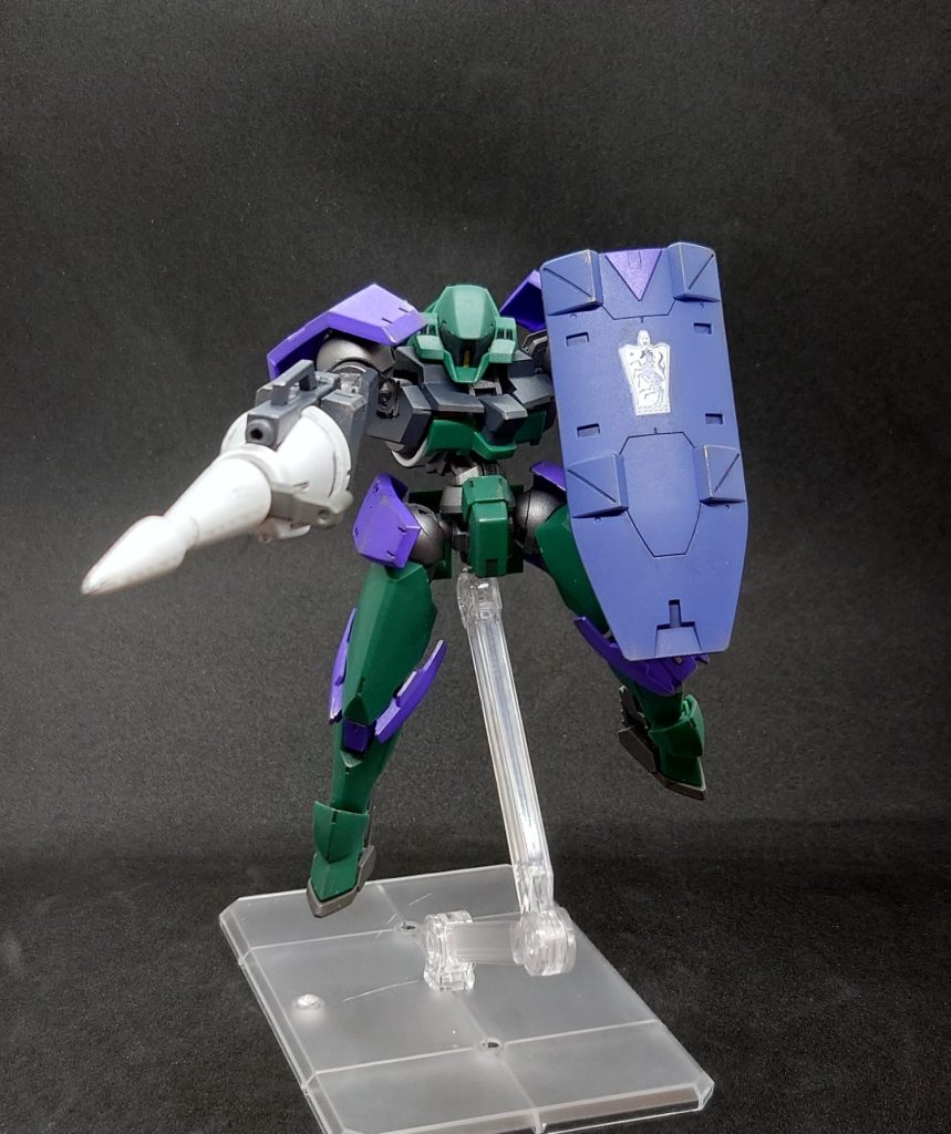 ガエリオが殺されてから（生きていたけど）何かいろいろあってアリアンロッド艦隊所属になりレギンレイズを受領し、ボードウィン家の名誉挽回のためにガルス・ボードウィンの許可を受けボードウィン家の家紋を掲げて愚直に頑張っている人がパイロットという設定です。